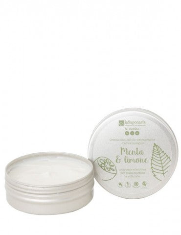 Compatta e a rapido assorbimento è arricchita con puro olio essenziale di Limoni di Sicilia, un ottimo rimedio naturale per proteggere i capillari, uniformare il colorito della pelle e schiarire le macchie brune.